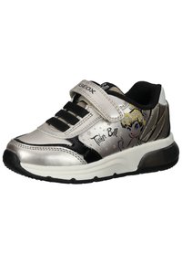 Zapatilla plateada y negra con una correa de velcro, con diseño de Campanita y brillos, superficies texturizadas y suela acolchada.