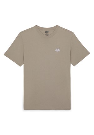 Camiseta de algodón beige con cuello redondo y mangas cortas. Presenta un pequeño logo blanco en el lado izquierdo del pecho. Textura suave, diseño sencillo.