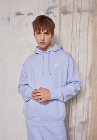 Nike Sportswear SPORTSWEAR CLUB FLEECE - Camisola - light marine/white