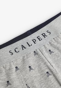 Bóxer gris con una textura suave, con una cinturilla de color navy que presenta el logo "SCALPERS" y un patrón de pequeños calaveras y huesos cruzados.