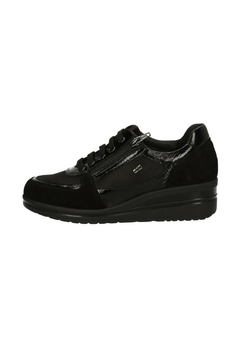Sneaker nero con finitura lucida in vernice e accenti in suede. Presenta lacci e una zip laterale; ha un leggero tacco a zeppa per un'altezza extra.