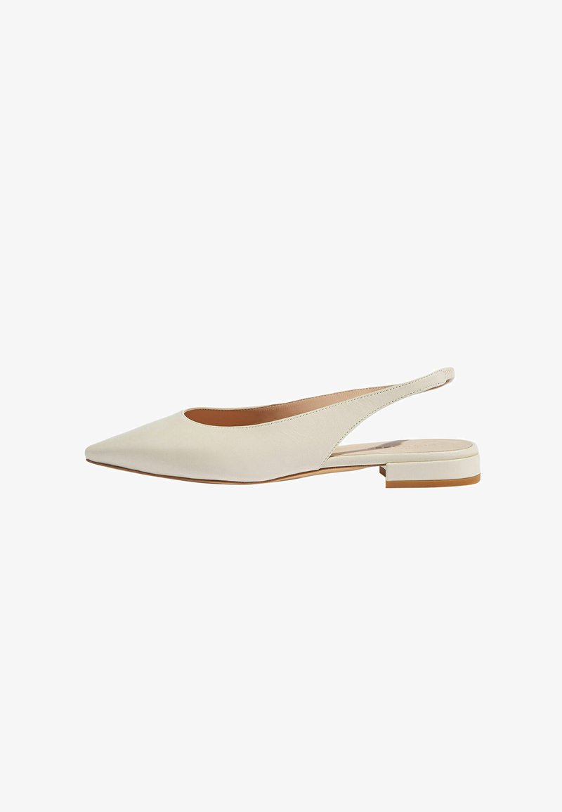 Zapatos slingback de punta afilada en suave cuero beige, con un tacón plano y un diseño recortado en los laterales para facilitar su uso.