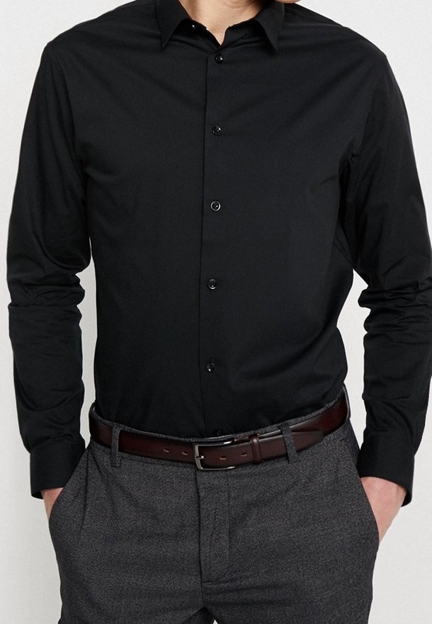 Zwarte languithemd met knoopsluiting, slim fit, gladde stof; gecombineerd met grijze, gestructureerde broek en een bruine leren riem.