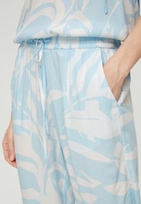 s.Oliver REGULAR - Jogginghose - hellblau