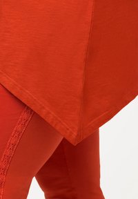 Ulla Popken LONGLINE  PUNTZOOM  V-HALS MOUWLOOS - Top - orange