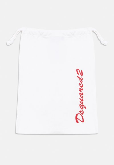 Sac à cordon blanc avec le texte "Dsquared2" en rouge imprimé verticalement. Fabriqué en tissu léger avec une texture lisse. Présente des coins arrondis.