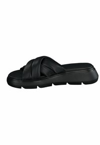 Sandal in pelle nera con tre cinturini intrecciati, suola piatta e base texturizzata per una buona presa. Design semplice, forma moderna, accenti minimi.