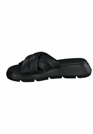 Černé kožené skluzné sandály s třemi tkanými pruhy, plochou podrážkou a texturovaným dnem pro lepší přilnavost. Jednoduchý design, moderní tvar, minimální akcenty.