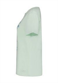 Camiseta verde clara de algodón, con mangas cortas, cuello redondo y gráficos azules en la parte frontal y lateral.