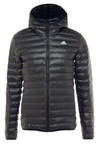 Veste matelassée noire avec capuche, dotée d'une fermeture éclair frontale, d'un design matelassé horizontal et d'un logo Adidas blanc sur le côté gauche de la poitrine.