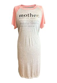 Nightgown corto a maniche corte grigio e rosa con la definizione di "madre" stampata in testo nero sulla parte anteriore. Realizzato in morbido cotone leggero.