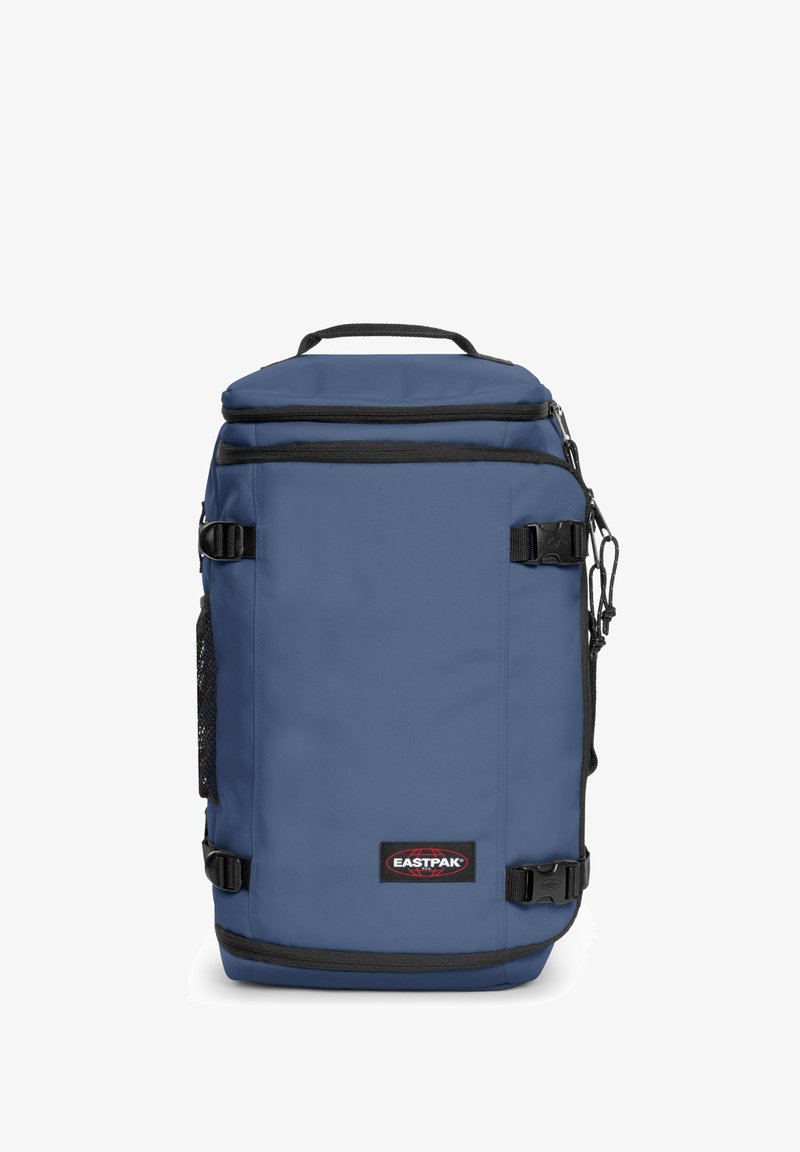 Blauwe stoffen rugzak met zwarte accenten, twee ritscompartimenten, zijvak van gaas en handvat aan de bovenkant. Voorzien van verstelbare zijriemen.