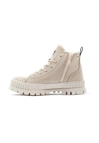 Sneaker montante en daim beige avec une semelle en caoutchouc texturée, un laçage à l'avant et une fermeture éclair sur le côté. Présente un col rembourré et une languette noire contrastante.
