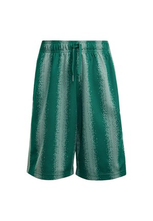 Pantalones cortos deportivos verdes con rayas verticales pixeladas en gris claro y cinturilla ajustable con cordón frontal.