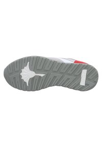 Suela de zapatilla blanca con goma gris, que presenta surcos texturizados y un emblema en forma de concha. La marca "JOOP!" y el tamaño "43" están grabados en el lateral.