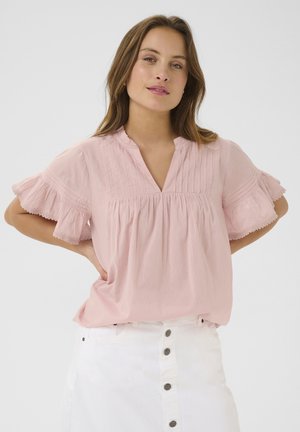 Helles rosa Blusenshirt mit kurzen, Rüschensäumen, plissierter Vorderseite und V-Ausschnitt, gefertigt aus einem weichen, leichten Stoff.