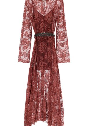 Abito in pizzo di un rosso intenso con maniche lunghe, scollatura a V e vita aderente accentuata da una cintura nera. Presenta motivi floreali su tutto il tessuto.