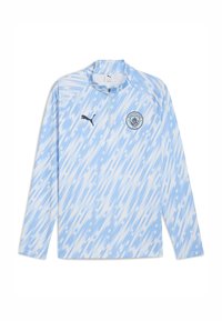 Helles blaues Langarmshirt mit halbem Reißverschluss, abstraktem diagonalen Muster, Puma-Logo und Manchester City-Wappen auf der Brust.