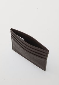 Portofel din piele maro cu mai multe sloturi pentru carduri, suprafață texturată și deschidere în partea de sus. Design ușor și minimalist.