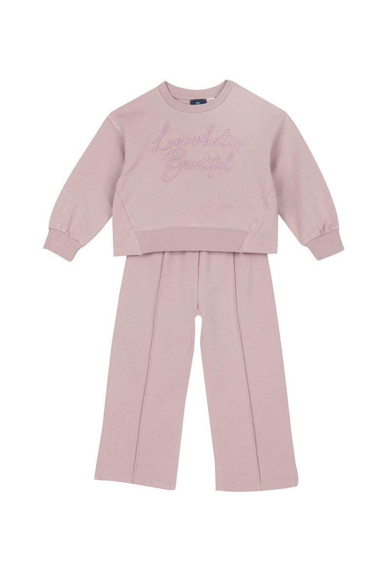 Růžový bavlněný dvoudílný set, který zahrnuje zkrácenou mikinu s výšivkou "Miluj, co je krásné" a volné kalhoty.