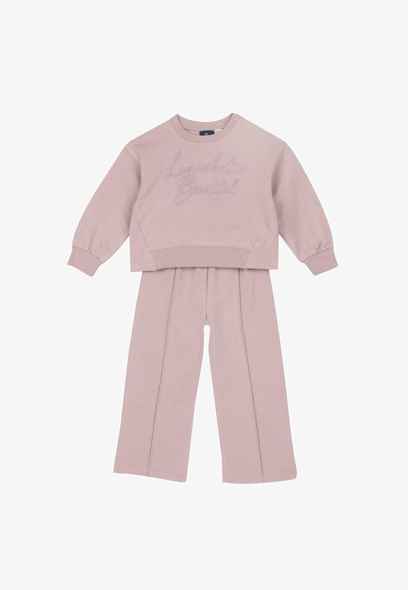 Růžový bavlněný dvoudílný set, který zahrnuje zkrácenou mikinu s výšivkou "Miluj, co je krásné" a volné kalhoty.