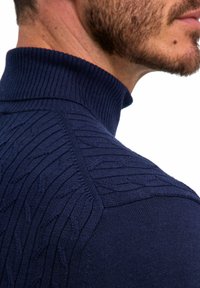 Granatowy sweter z we�łny o wysokim prążkowanym kołnierzu, z teksturowanym wzorem splecionych kabli i dopasowanym krojem.