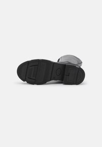 Mis Pepas Platform boots - black