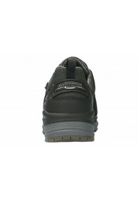 Schwarzer All-Terrain-Schuh mit einem strukturierten, atmungsaktiven Netzobermaterial, verstärktem Heel und grauer Gummisohle mit einem gemusterten Profil für Traktion.