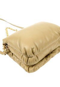 Sac à épaule en cuir beige doux avec design matelassé et plié et bandoulière chaîne dorée sur fond blanc.