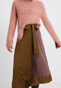 Second Female Stickad tröja - pink