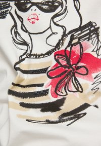 Weißer Stoff mit einem schwarz-beige gestreiften Muster, versehen mit einer stilisierten Illustration einer Frau mit Sonnenbrille und roten Blumenakzenten.