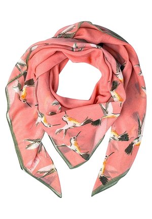 Jasnoróżowy szal z zielonym obramowaniem, ozdobiony licznymi małymi ilustracjami kolibrów w kolorach białym, żółtym i czarnym, latających w różnych kierunkach.