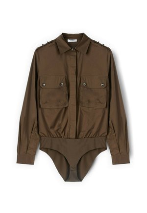 Brązowy body z guzikami z przodu, długimi rękawami, dwoma kieszeniami na piersi i akcentami na ramionach. Gładki materiał z delikatnym połyskiem.