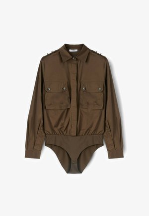 Brązowy body z guzikami z przodu, długimi rękawami, dwoma kieszeniami na piersi i akcentami na ramionach. Gładki materiał z delikatnym połyskiem.