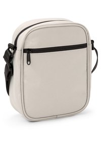Borsa quadrata in tessuto grigio con superficie testurizzata, tasca frontale con zip e tracolla nera regolabile. Dettaglio della zip in nero.