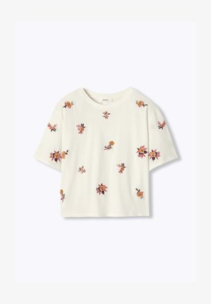 Chemise blanche à manches courtes avec broderies florales roses et jaunes éparses sur le devant, col rond et coupe décontractée.