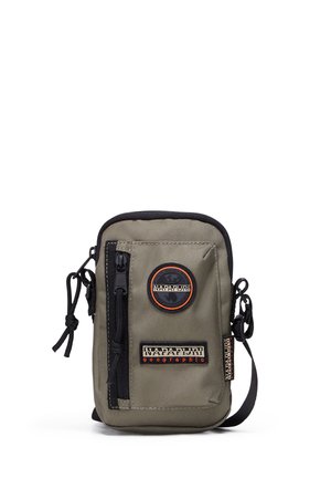 Olijfgroene stoffen pouch met zwarte accenten, ritsclosure en verstelbare schouderband. Voorzien van logopatches en een voorvak met rits. Compact ontwerp.
