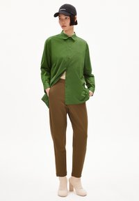 ARMEDANGELS MAGDAA - Broek - dried moss