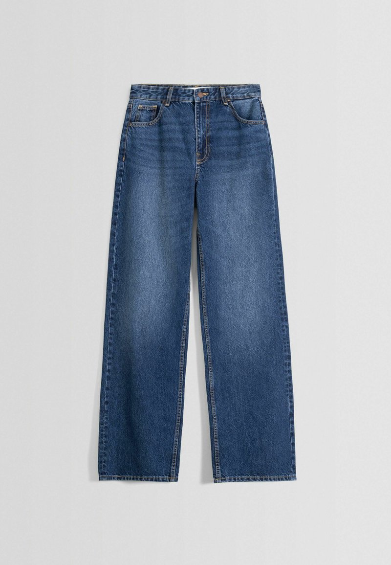 Weit geschnittene blaue Denim-Jeans mit einem klassischen Five-Pocket-Design und Knopfverschluss. Das Material ist weich mit einer dezenten, ausgeblasenen Textur.
