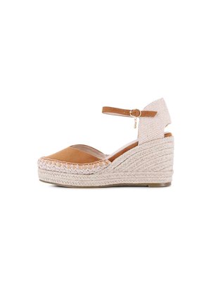 Espadril de cuña con puntera cerrada marrón, correa de tobillo con hebilla y tacón plataforma tejido beige.