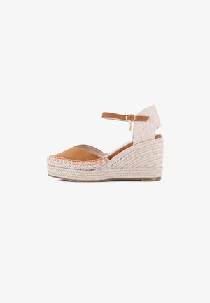 Espadril de cuña con puntera cerrada marrón, correa de tobillo con hebilla y tacón plataforma tejido beige.