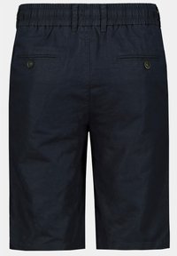 Pantalones cortos azul marino de tejido ligero, con una cinturilla elástica, dos bolsillos traseros con botones y un corte holgado.