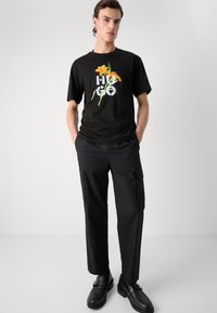 HUGO DILABLUMI - Μπλουζάκι με στάμπα - black