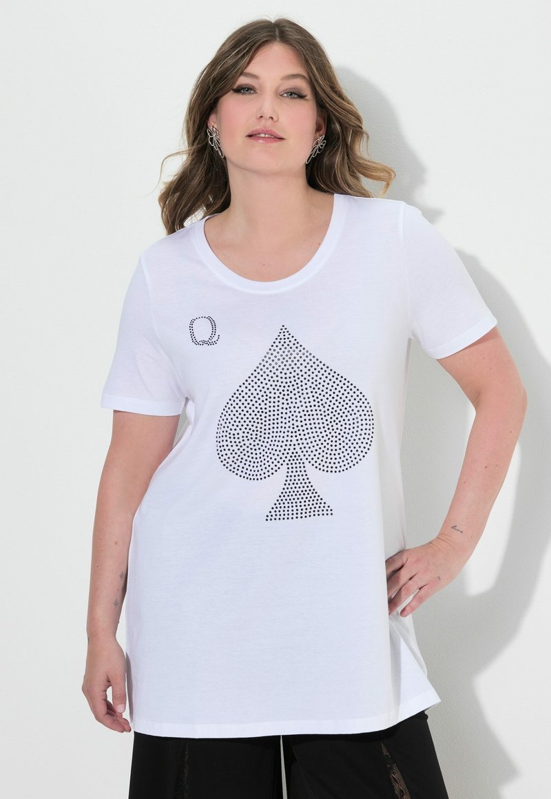 Camiseta blanca de manga corta con cuello redondo, que presenta un gran diseño de trébol de strass negro en el frente y un pequeño logo en la esquina superior izquierda.