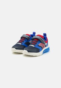 Baskets de sport bleu marine et bleu avec des accents rouges, tige en mesh, semelle flexible, bande Velcro ajustable et languette rembourrée.