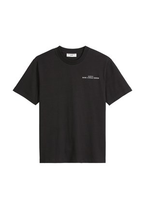 Zwarte katoenen T-shirt met korte mouwen en een ronde hals. Op de voorkant staat in het wit "GEHOST DOOR MARC O'POLO DENIM".