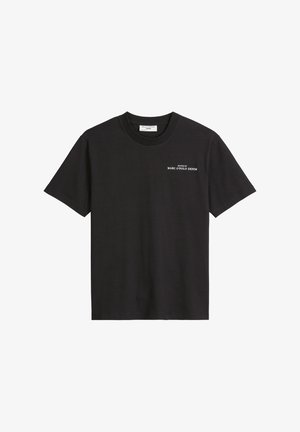 Zwarte katoenen T-shirt met korte mouwen en een ronde hals. Op de voorkant staat in het wit "GEHOST DOOR MARC O'POLO DENIM".