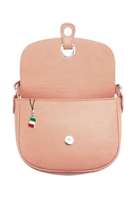 Roze leren handtas met een ronde vorm. Beschikt over een bovenflap, druksluiting en een bijgeleverde charm in de vorm van de Italiaanse vlag. Glad oppervlak.
