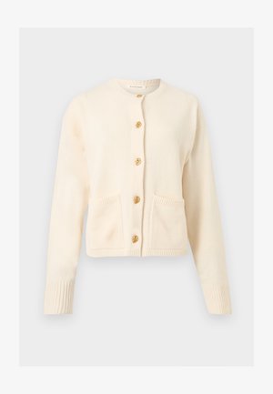 Cardigan tricotat crem cu mâneci lungi, decolteu rotund, două buzunare frontale și cinci nasturi decorativi aurii pe centru.