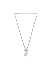 Collana d'argento con un pendente circolare testurizzato e un ciondolo circolare liscio, appesi a una catena a maglie con chiusura a linguetta.